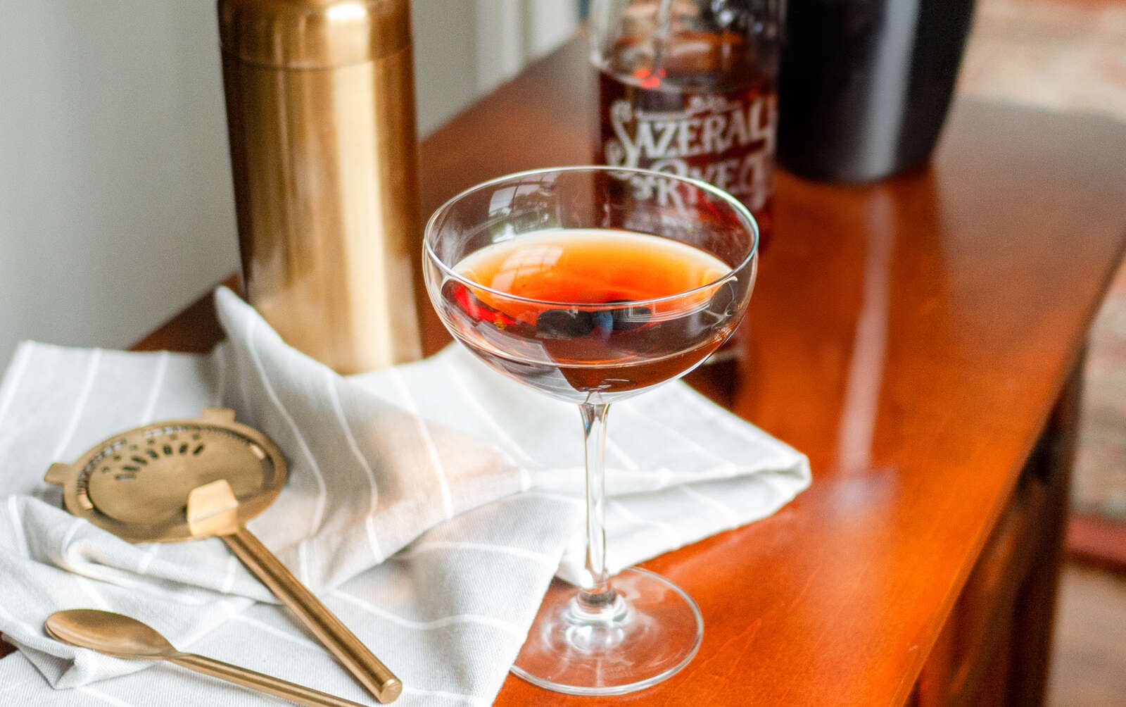 Manhattan on the Mississippi Sweet Tea Cocktail Recipe – Luzianne® Tea