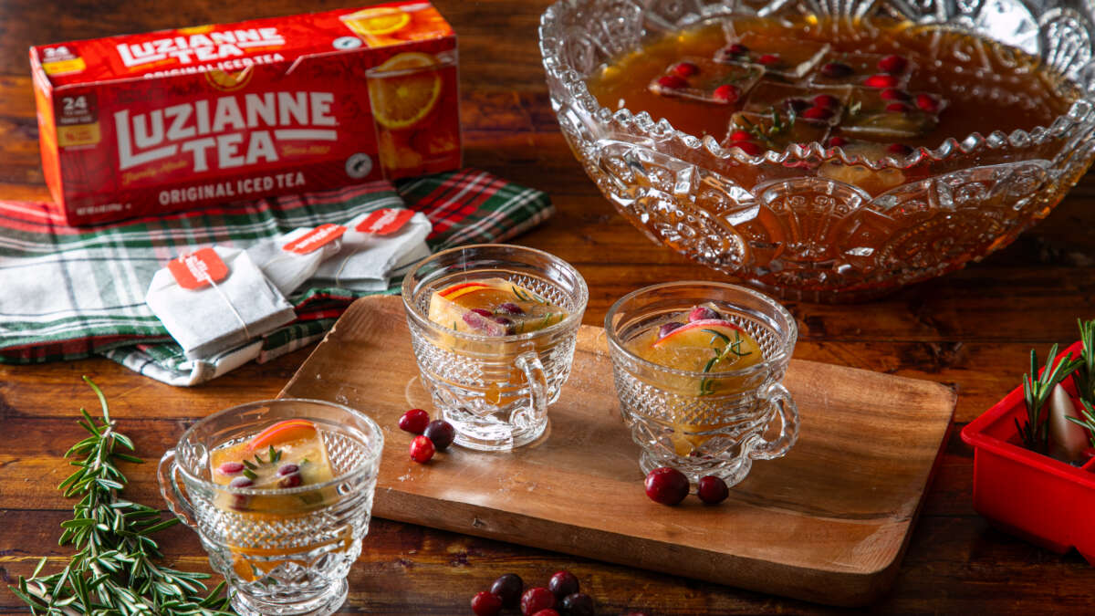 ciderberry tea punch with ciderberry ice cubes