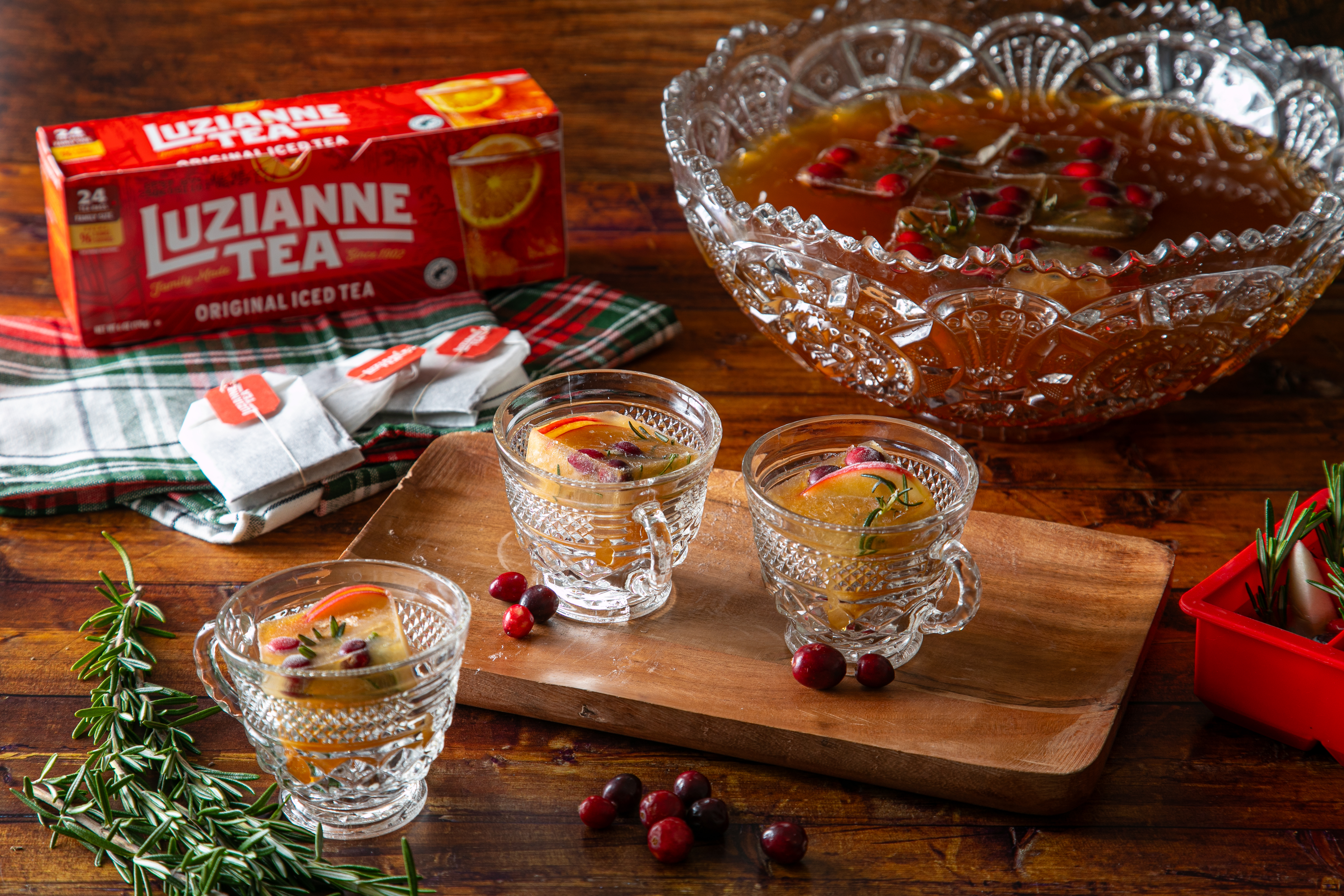 ciderberry tea punch with ciderberry ice cubes